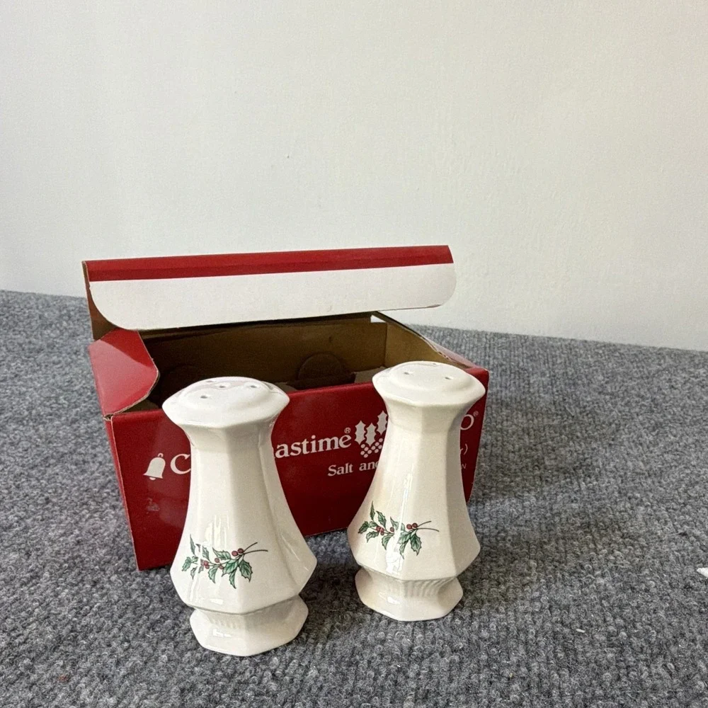 NIKKO Christmastime Holly Christmas Ceramic Salt & Pepper Shaker Set w/ Box
